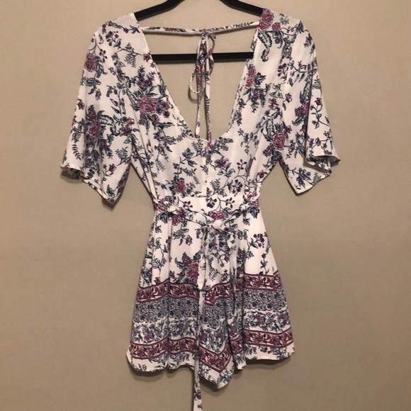 Francesca’s White Floral Romper Tie Belt Size Small - Picture 6 of 6